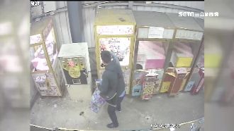 男偷完娃娃不罷手　竟試圖撬開代幣機