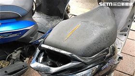 鄭男不滿鄰居愛敲牆壁，暗中記下機車車號，打算劃破對方車墊，藉此報復鄰居所為，未料卻誤劃陳男機車坐墊，當場掏出550元修車費，與對方達成和解（翻攝畫面）