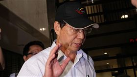 北檢查大巨蛋案　李述德遭限制住居台北地檢察署偵辦大巨蛋涉圖利等案，16日上午傳喚時任台北市財政局長李述德；檢方訊後在晚間10時50分左右，依涉違貪污治罪條例諭令李述德限制出境、出海及住居。圖為李述德晚間離開北檢時，面對記者相關提問均未回應，僅說「謝謝」後搭車離去。中央社記者王揚宇攝　106年8月16日