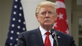 談南海  川普：美堅定促進航行自由美國總統川普23日說，在對抗北韓威脅與促進南海航行自由上，美國的承諾「堅定不移」。中央社記者鄭崇生華盛頓攝  106年10月24日