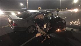 廖男肇事後倒在後座裝作乘客企圖蒙騙。（圖／翻攝畫面）