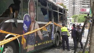 駕駛疑身體不適　誤踩油門撞騎樓釀災