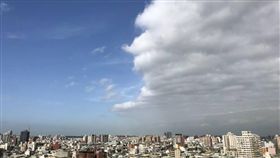 天空,桃園,陰陽交界,晴天,陰天,奇景（圖／翻攝自臉書台灣颱風論壇）https://www.facebook.com/twtybbs/posts/2106891829324813