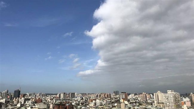 天空被刀劃開　桃園驚見陰陽交界奇景
