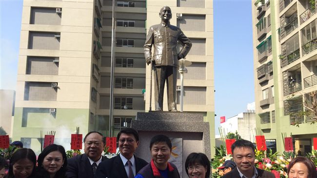 國民黨重立蔣公銅像　唱紀念歌慶重生