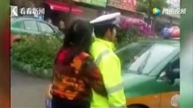 大陸,貴州,女司機,交警,熊抱（圖／翻攝自YouTube）