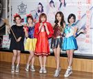 校花女團TUD化身魔女宅即便、白雪公主、小紅帽、美少女戰士、神力女超人等造型，擔任愛心大使呼籲大眾幫助募集小朋友的三餐，讓他們三餐不挨餓。（記者邱榮吉/攝影）