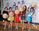 校花女團TUD化身魔女宅即便、白雪公主、小紅帽、美少女戰士、神力女超人等造型，擔任愛心大使呼籲大眾幫助募集小朋友的三餐，讓他們三餐不挨餓。（記者邱榮吉/攝影）