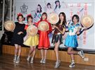 校花女團TUD化身魔女宅即便、白雪公主、小紅帽、美少女戰士、神力女超人等造型，擔任愛心大使呼籲大眾幫助募集小朋友的三餐，讓他們三餐不挨餓。（記者邱榮吉/攝影）