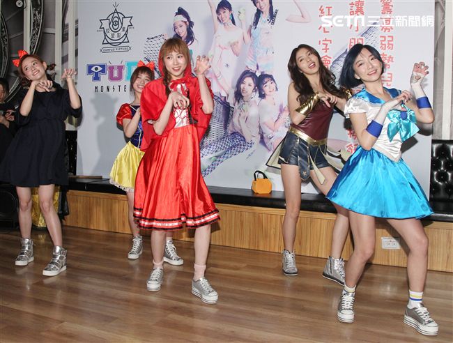 校花女團TUD化身魔女宅即便、白雪公主、小紅帽、美少女戰士、神力女超人等造型，擔任愛心大使呼籲大眾幫助募集小朋友的三餐，讓他們三餐不挨餓。（記者邱榮吉/攝影）