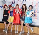 校花女團TUD化身魔女宅即便、白雪公主、小紅帽、美少女戰士、神力女超人等造型，擔任愛心大使呼籲大眾幫助募集小朋友的三餐，讓他們三餐不挨餓。（記者邱榮吉/攝影）