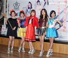校花女團TUD化身魔女宅即便、白雪公主、小紅帽、美少女戰士、神力女超人等造型，擔任愛心大使呼籲大眾幫助募集小朋友的三餐，讓他們三餐不挨餓。（記者邱榮吉/攝影）