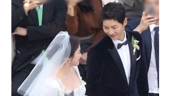 宋仲基婚禮緊牽喬妹　對看眼神超甜❤