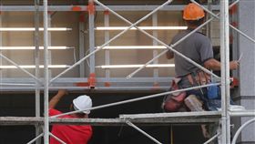 一例一休擬改14休4（2）依勞動部版規定，若將兩天例假日排在兩週內的第一天跟最後一天，休息日也獲得勞工同意加班出勤，最長將可連上12天班。包括「7休1」將放寬為「14休4」，於31日預告修法。中央社記者董俊志攝  106年10月30日