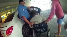 員警蘇聖翔緊急護送至急診室，並協助陳翁就醫。（圖／翻攝畫面）