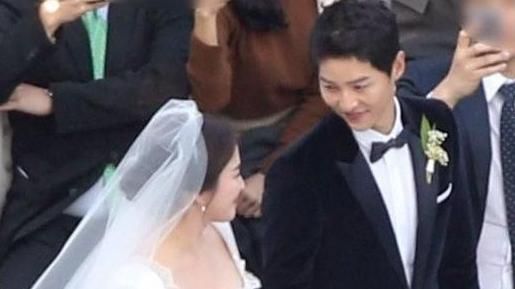 宋仲基嘴對嘴甜吻喬妹　重現經典畫面