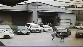 顧男上班途中遭2惡煞伏擊受傷。（圖／翻攝畫面）