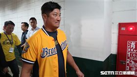 辜仲諒勉勵中信兄弟。（圖／記者王怡翔攝）