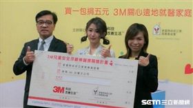 為幫助遠地就醫兒童家庭減輕經濟負擔，民眾購買任1包具有「你購買 我捐款」字樣的「3M兒童安全牙線棒」公益新包裝，3M就捐5元給「麥當勞叔叔之家慈善基金會」，即日起至12月31日止。（圖／記者楊晴雯攝）