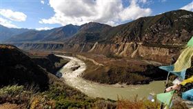 中國大陸試圖從西藏雅魯藏布江（如圖）引水至新疆，把新疆變成富饒的東方加州。（圖／翻攝自新華社）