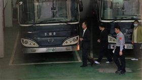 遠雄涉4弊案　北檢起訴趙藤雄等人台北地檢署偵辦遠雄集團涉4大弊案，31日依違反貪污治罪條例、偽造文書等罪，起訴遠雄集團創辦人趙藤雄（左）；北檢上午提訊在押的趙藤雄等人，移送至台北地方法院審理。中央社記者王揚宇攝　106年10月31日