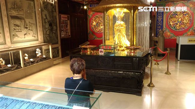 偷大甲媽吊飾難入眠　婦落網磕頭謝罪