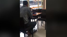 早餐店,大叔,吃早餐,A片,傻眼,辣媽,公共場所　圖／翻攝自爆廢公社
