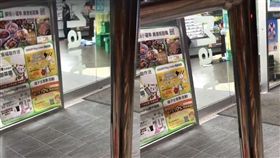 X！目擊包裹被超商店員亂丟、砸地板　網友森77錄影公佈
圖／翻攝自爆料公社臉書
https://www.facebook.com/100011810492994/videos/333294997074181/