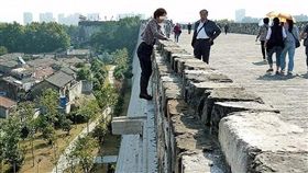 中國大媽為逃票爬南京中華門城牆(圖/推特)