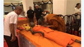 泰國,龍婆瑞高僧,遺體（圖／翻攝自《泰國網》）
http://www.taiguo.com/article-56127-1.html