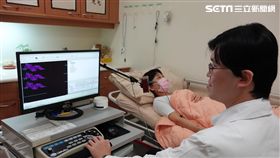 收治該患者的嘉義大林慈濟醫院神經內科醫師黃詠嵩表示，這名陳姓婦人因頭暈、肩頸酸痛等症狀，先後至急診、神經外科就醫，被檢查出有輕微的椎間盤突出，但後來症狀逐漸惡化