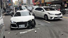 王翁駕駛豐田轎車跨越雙黃線左轉時，直行的姚男駕駛奧迪R8跑車閃避不及發生擦撞，所幸雙方均未受傷，不過R8跑車維修費至少在50萬元以上（翻攝《爆料公社》）