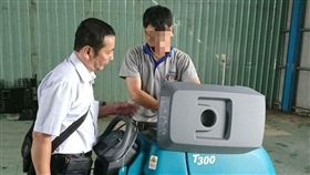 林嫌與洗地機店家面交。（圖／翻攝畫面）