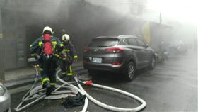 有台版豬籠城寨的台北市內湖區新明路380巷地下室發生火警，一名85歲的老翁嗆傷送醫，所幸並無大礙（翻攝畫面）