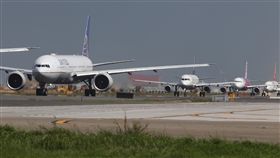桃機南跑道封閉養護　班機等待起飛桃園國際機場1日凌晨零時起進行機場南跑道養護工程，不少班機上午在跑道上等待起飛。中央社記者邱俊欽桃園機場攝　106年11月1日