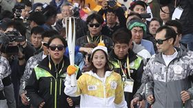 ▲平昌冬奧聖火接力第1棒13歲花式滑冰選手柳英。（圖／路透社／達志影像）