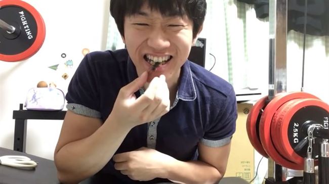 蜈蚣滋味如何？網紅生吃蟲味道彷彿…