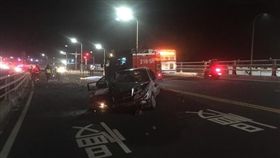 廖男的賓士車頭幾乎全毀，還撞上護欄。（圖／翻攝）