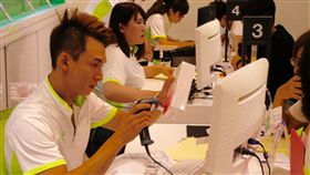 高雄亞太電信建國門市購機人潮（1）蘋果iPhone 8系列新機22日正式開賣，亞太電信高雄建國門市推出限量優惠，許多民眾在開賣首日前來搶優惠。中央社記者董俊志攝  106年9月22日