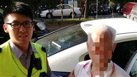 員警協助莊翁返家。（圖／翻攝畫面）