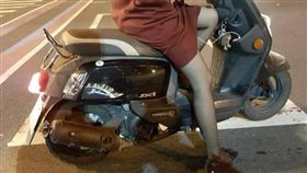 ▲美腿女騎士下體連著充電線。（圖／翻攝自爆料公社）