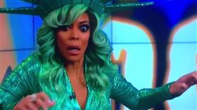 美主持扮自由女神直播！「誇張+生動」暈倒被疑惡作劇，溫蒂威廉斯Wendy Williams
 圖翻攝自推特