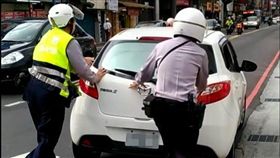 員警見狀協助推車解決翟女的燃眉之急。（圖／翻攝畫面）