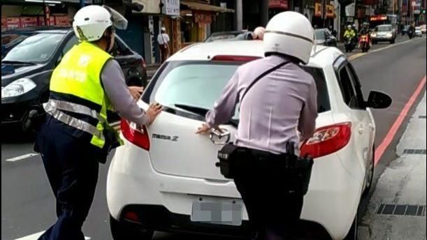 女駕車拋錨受困路中　熱心警推車解圍
