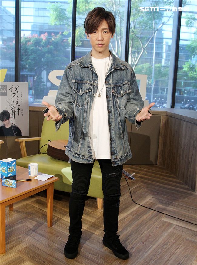 方泂鑌上安安大明星直播自彈自唱。（記者邱榮吉/攝影）