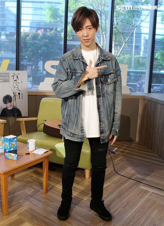 方泂鑌上安安大明星直播自彈自唱。（記者邱榮吉/攝影）