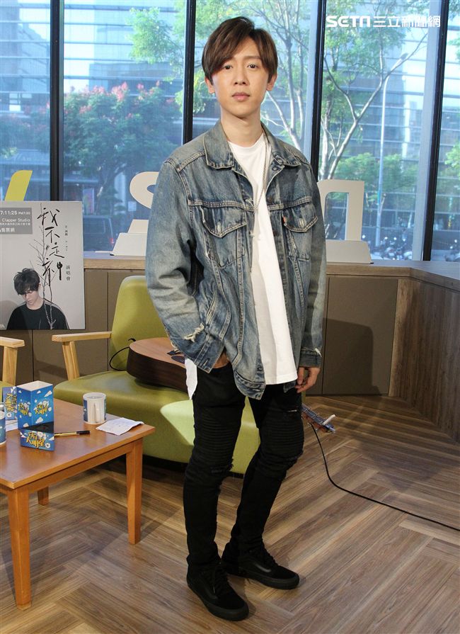 方泂鑌上安安大明星直播自彈自唱。（記者邱榮吉/攝影）