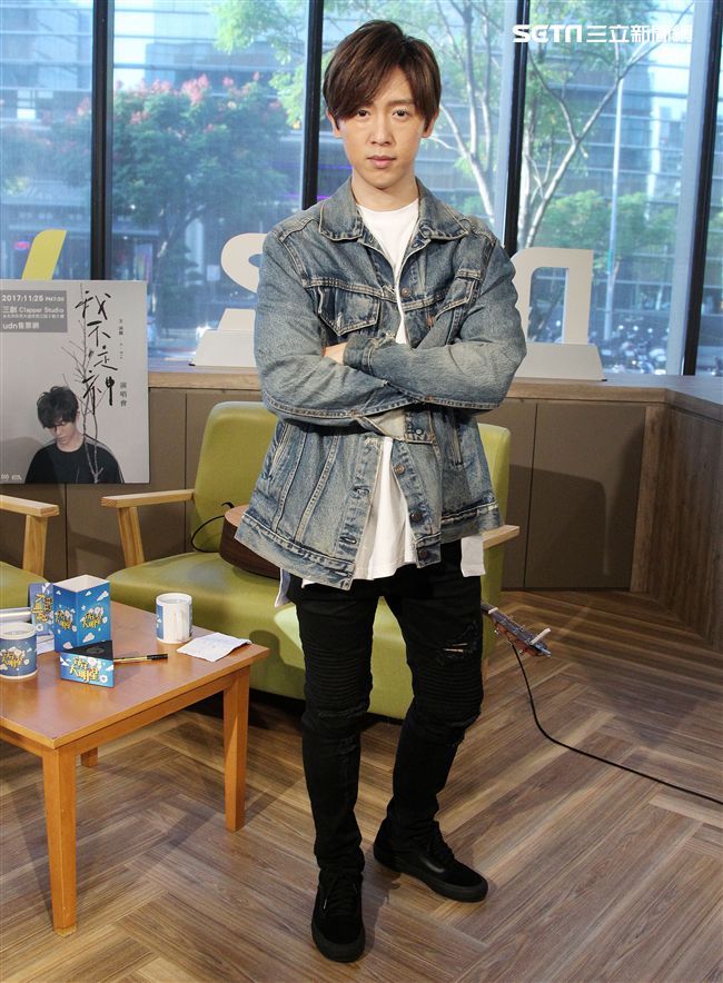 方泂鑌上安安大明星直播自彈自唱。（記者邱榮吉/攝影）