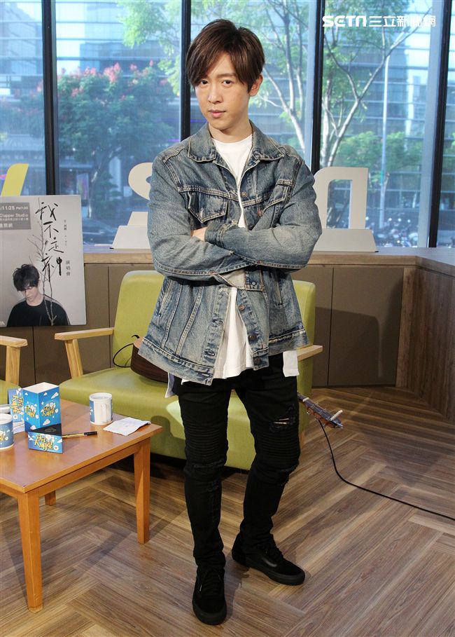 方泂鑌上安安大明星直播自彈自唱。（記者邱榮吉/攝影）