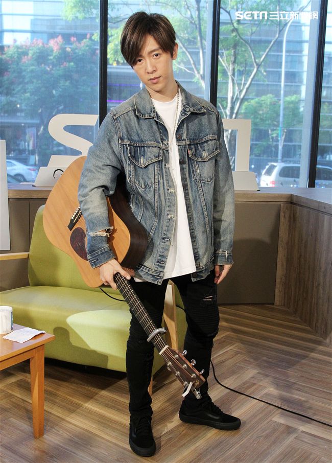 方泂鑌上安安大明星直播自彈自唱。（記者邱榮吉/攝影）